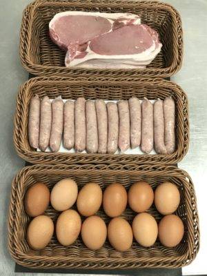 baskets filled with bacon, sausages and eggs